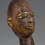 Statue de femme, bois brun à patine croûteuse, 34 cm