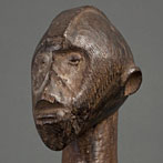 Statue d’homme, bois rouge à patine croûteuse, 34 cm